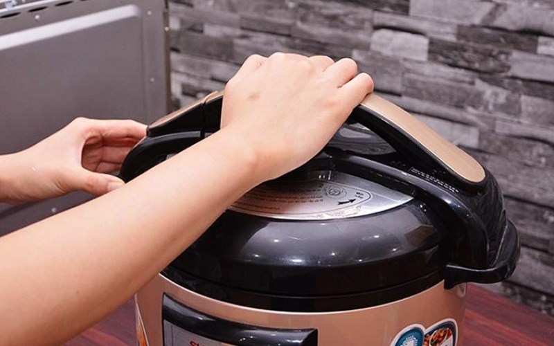 Bị tho&aacute;t hơi nước nhanh do nắp nồi &aacute;p suất điện bị r&ograve; rỉ
