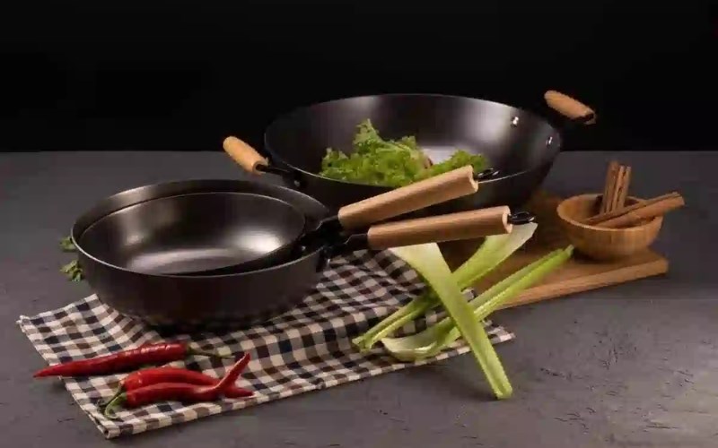 Một vài chi tiết khác về hai loại nồi chảo gang và thép