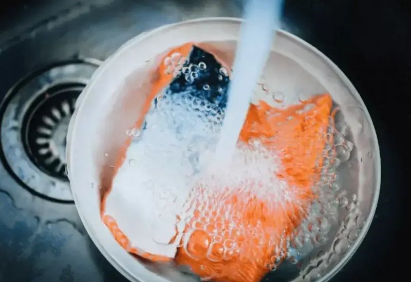 R&atilde; đ&ocirc;ng c&aacute; hồi trong nước lạnh