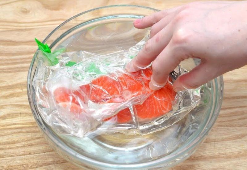 R&atilde; đ&ocirc;ng c&aacute; hồi bằng nước ấm