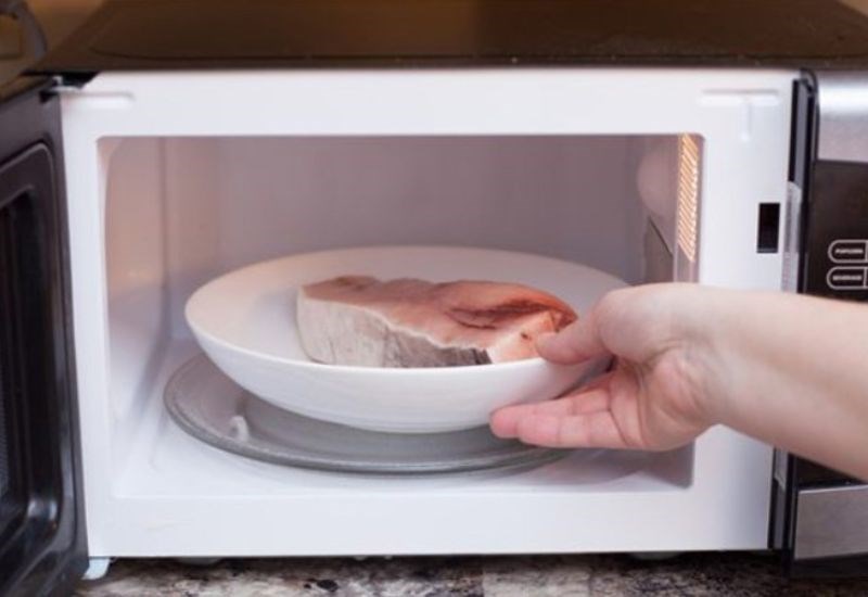 R&atilde; đ&ocirc;ng c&aacute; hồi trong l&ograve; vi s&oacute;ng