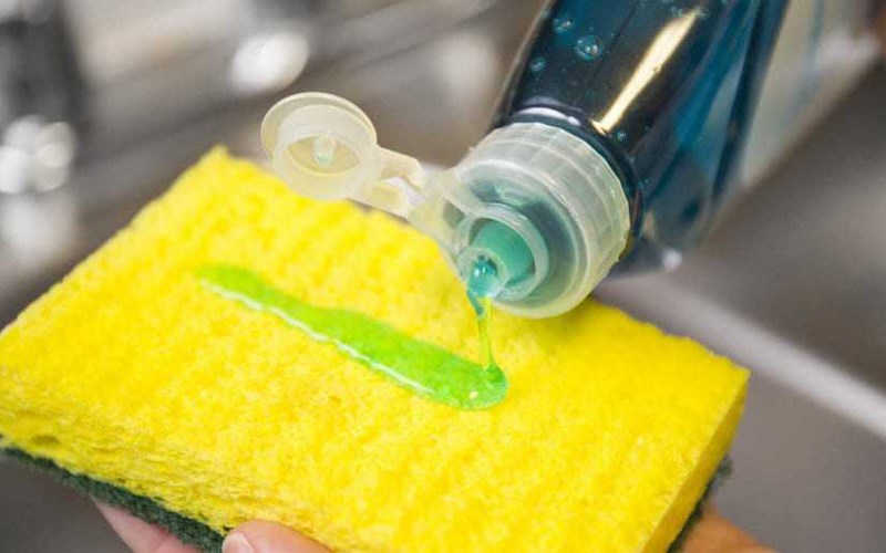 D&ugrave;ng nước rửa ch&eacute;n