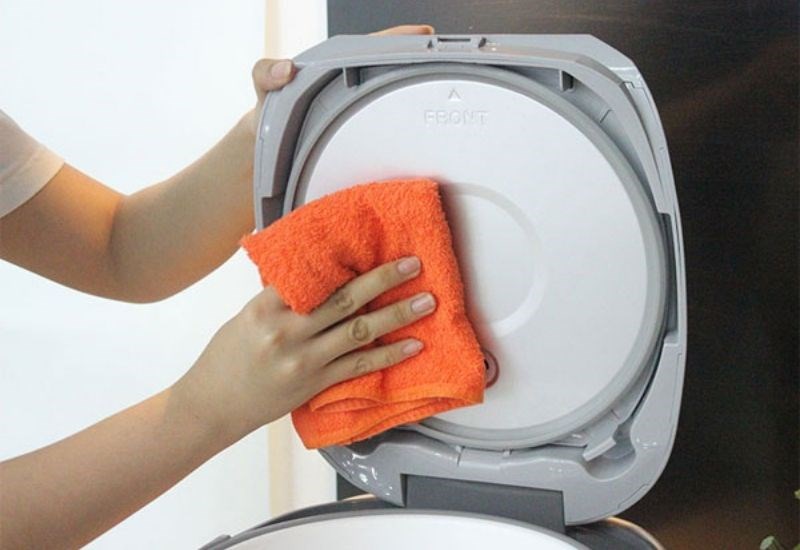 Lau chùi thân nồi