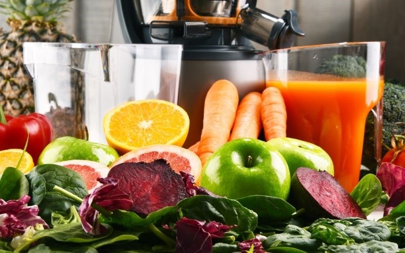 Kh&ocirc;ng cho qu&aacute; nhiều nguy&ecirc;n liệu v&agrave;o &eacute;p v&agrave; &eacute;p nhanh