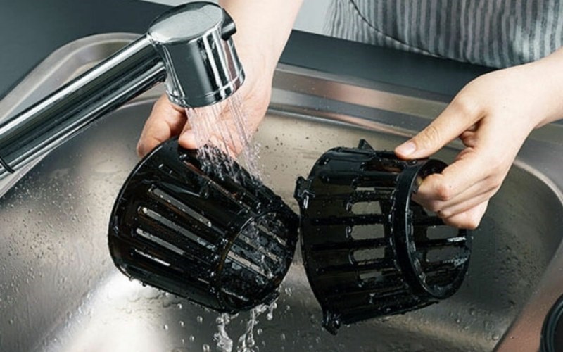 Vệ sinh m&aacute;y &eacute;p chậm sau khi sử dụng