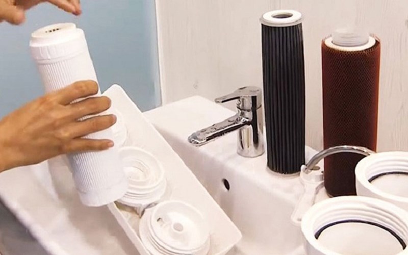L&otilde;i lọc tắc nghẽn khiến m&aacute;y lọc nước k&ecirc;u tạch tạch