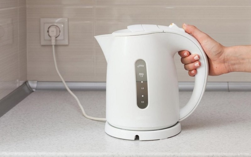 R&uacute;t điện ngay sau khi sử dụng ấm đun si&ecirc;u tốc xong