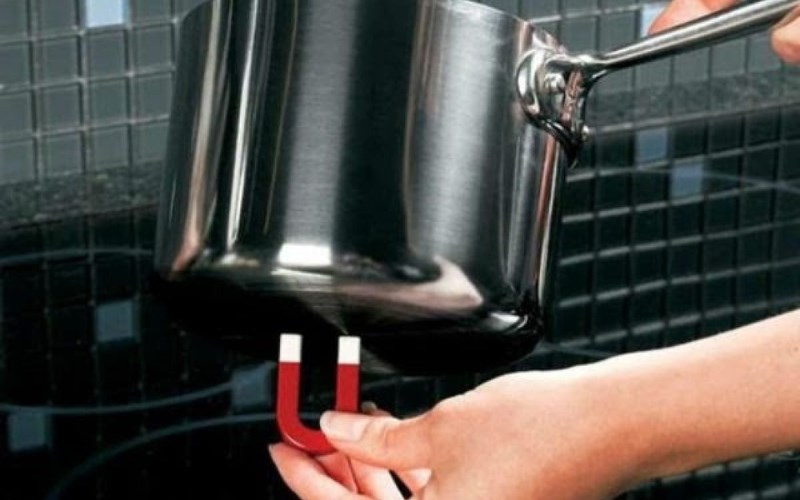 D&ugrave;ng nam ch&acirc;m để kiểm tra đ&aacute;y nồi