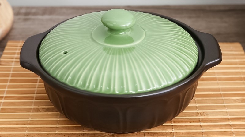 Nồi đất hoa sen nắp sứ 18 cm Dong hwa 402