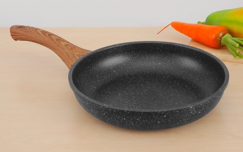 Chảo nh&ocirc;m chống d&iacute;nh v&acirc;n đ&aacute; đ&aacute;y từ 26 cm Sunhouse Mama SHG1126MMC