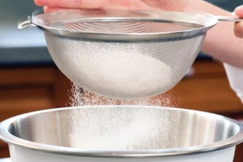 Cho th&ecirc;m bột kh&ocirc; v&agrave;o