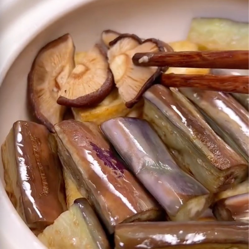 Bước 3 Cà tím kho tộ chay Cà tím kho tộ chay (Công thức được chia sẻ bởi Tiktok Bếp chay XANH)