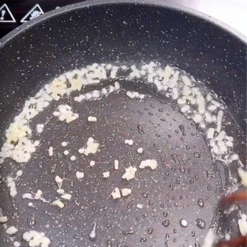 Bước 2 Chiên sơ cà tím và làm sốt kho Cà tím kho tộ chay (Công thức được chia sẻ bởi Tiktok Bếp chay XANH)