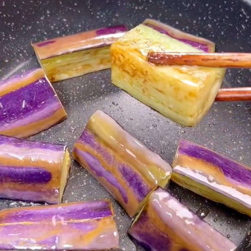 Bước 2 Chiên sơ cà tím và làm sốt kho Cà tím kho tộ chay (Công thức được chia sẻ bởi Tiktok Bếp chay XANH)
