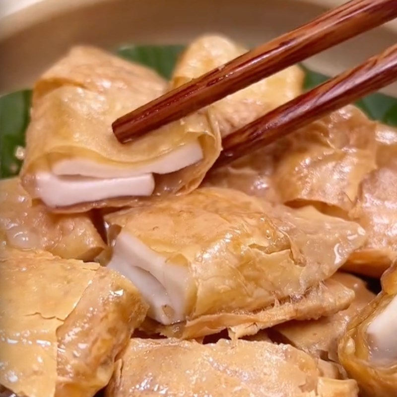 Bước 3 Chiên tàu hũ ky cuộn nấm Tàu hũ ky kho gừng