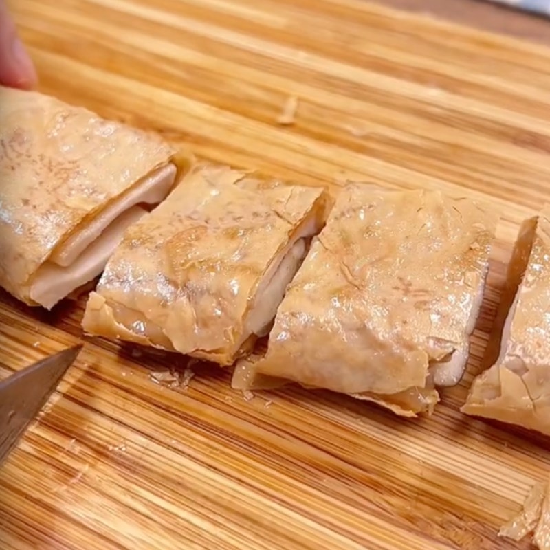 Bước 3 Chiên tàu hũ ky cuộn nấm Tàu hũ ky kho gừng