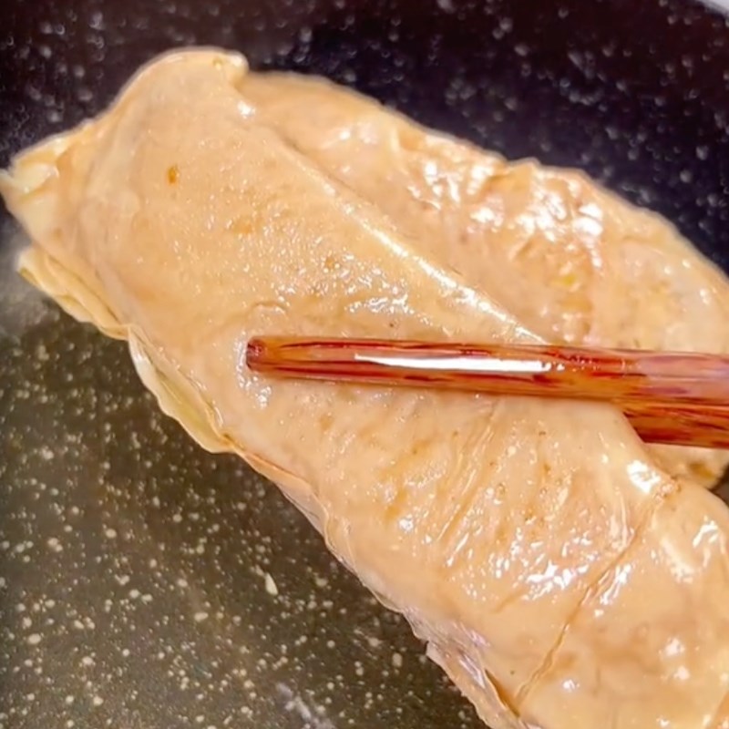 Bước 3 Chiên tàu hũ ky cuộn nấm Tàu hũ ky kho gừng