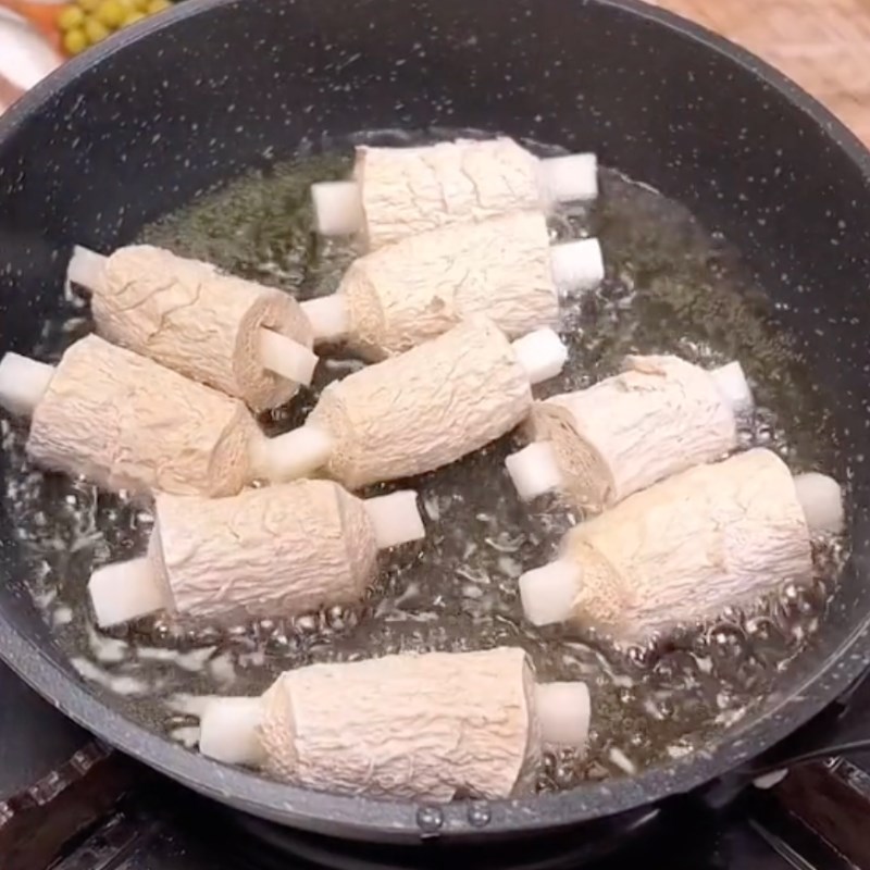 Bước 3 Chiên vàng sườn non chay Sườn chay nấu đậu