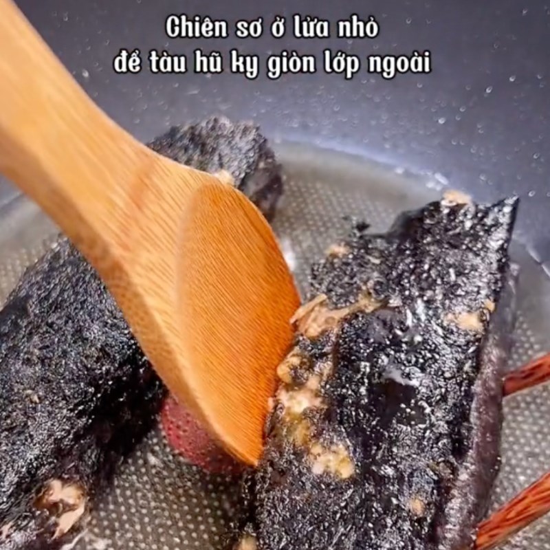 Bước 4 Hấp và chiên cá chay Cá chay hấp cuốn bánh tráng (Công thức được chia sẻ bởi Tiktok Bếp chay XANH)