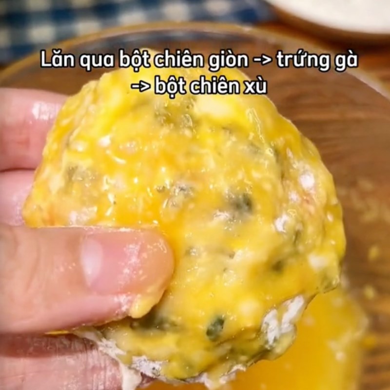 Bước 4 Lăn bột Bánh tôm khoai tây chiên giòn (Công thức được chia sẻ bởi Tiktok Vào bếp cùng Điện máy XANH)