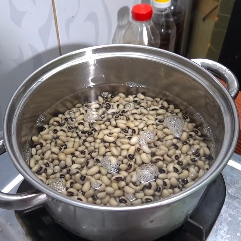 Bước 2 Luộc trắng và đậu Hà Lan Sườn chay nấu đậu