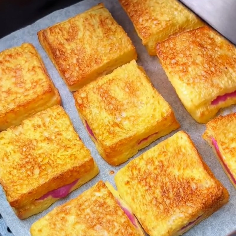 Bước 4 Nướng bánh Sandwich sữa chua khoai môn (Công thức được chia sẻ từ Tiktok Vào bếp cùng Điện máy XANH)