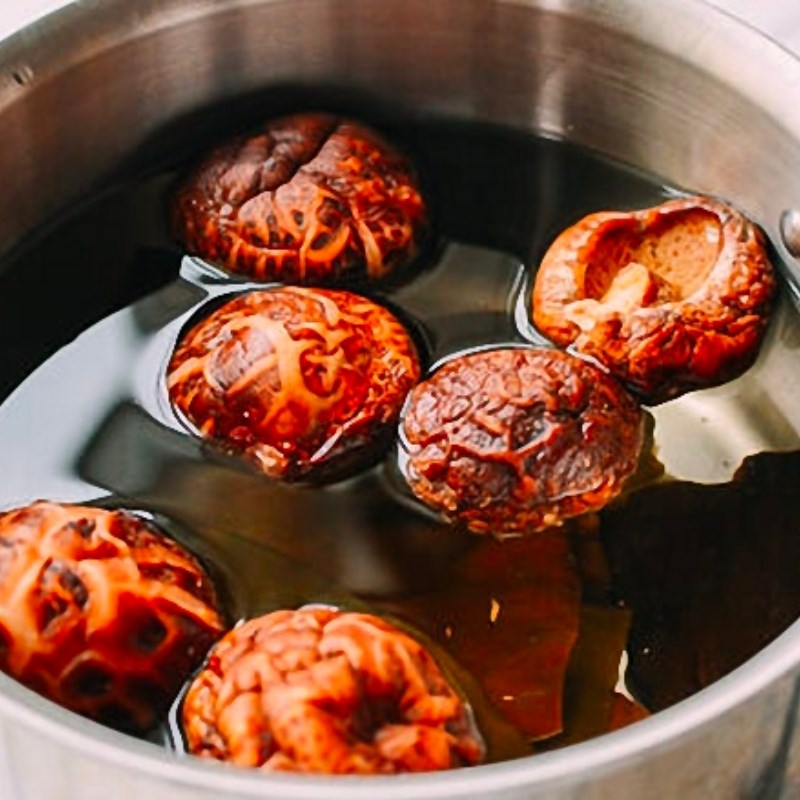 Bước 1 Sơ chế nguyên liệu Bánh canh nấm chay (Công thức được chia sẻ bởi Tiktok Bếp chay XANH)