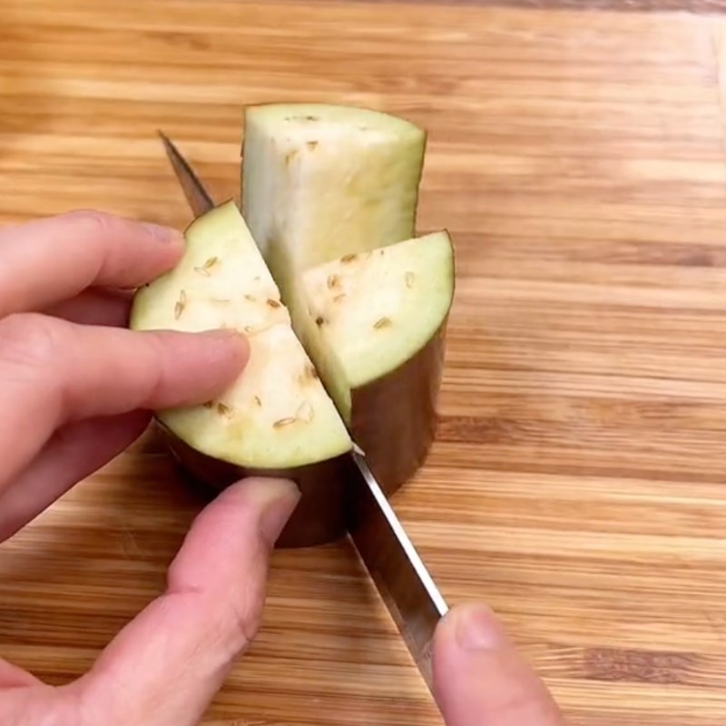 Bước 1 Sơ chế nguyên liệu Cà tím kho tộ chay (Công thức được chia sẻ bởi Tiktok Bếp chay XANH)