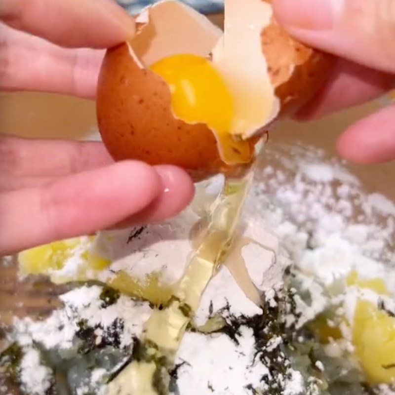 Bước 2 Trộn nguyên liệu Bánh tôm khoai tây chiên giòn (Công thức được chia sẻ bởi Tiktok Vào bếp cùng Điện máy XANH)