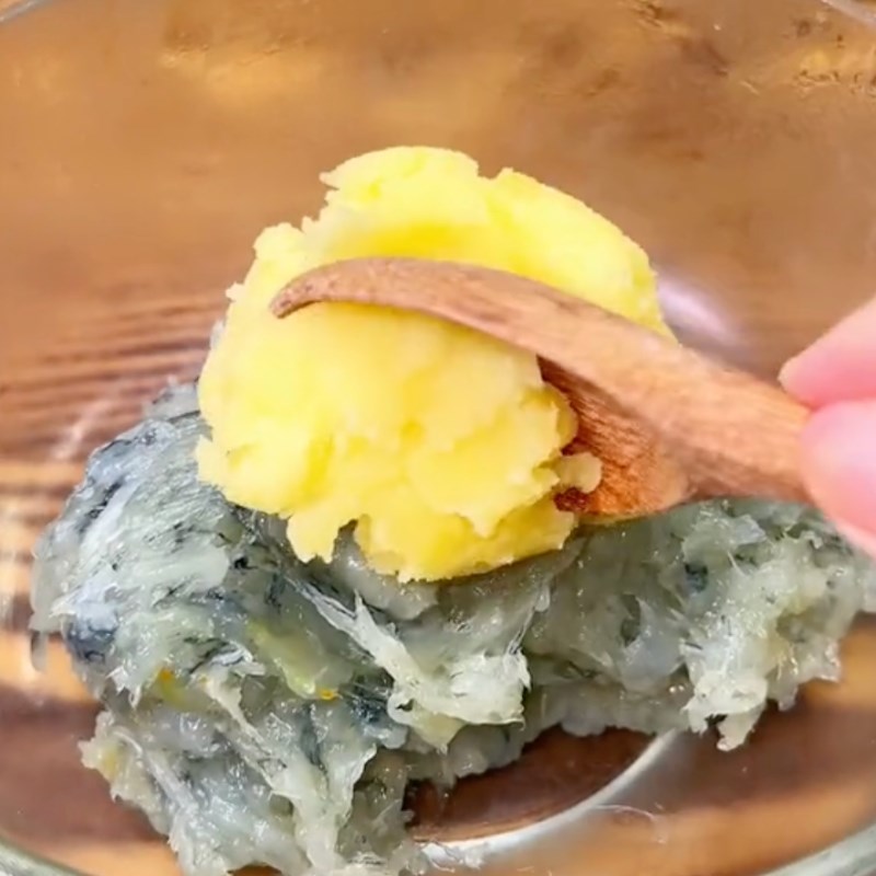 Bước 2 Trộn nguyên liệu Bánh tôm khoai tây chiên giòn (Công thức được chia sẻ bởi Tiktok Vào bếp cùng Điện máy XANH)