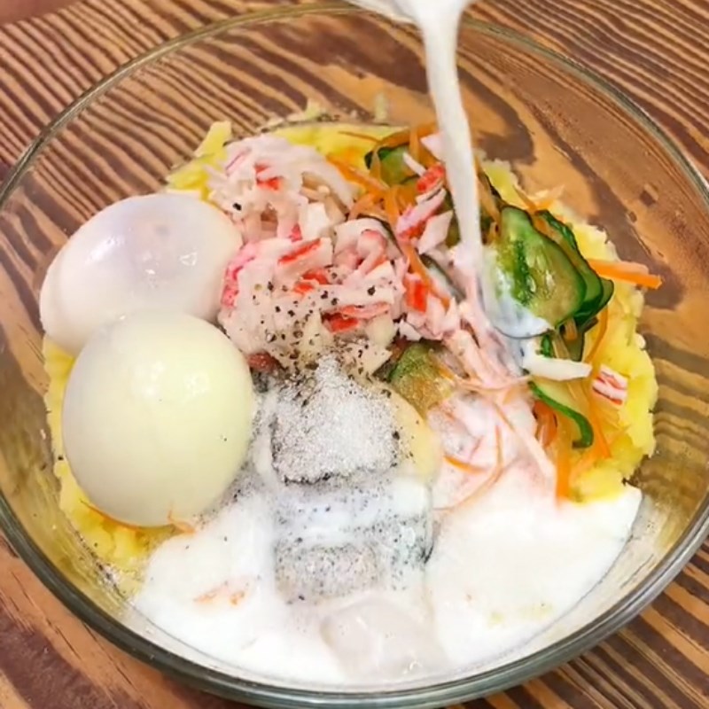 Bước 2 Trộn salad Salad khoai tây (Công thức được chia sẻ từ Tiktok vào bếp cùng Điện máy XANH)
