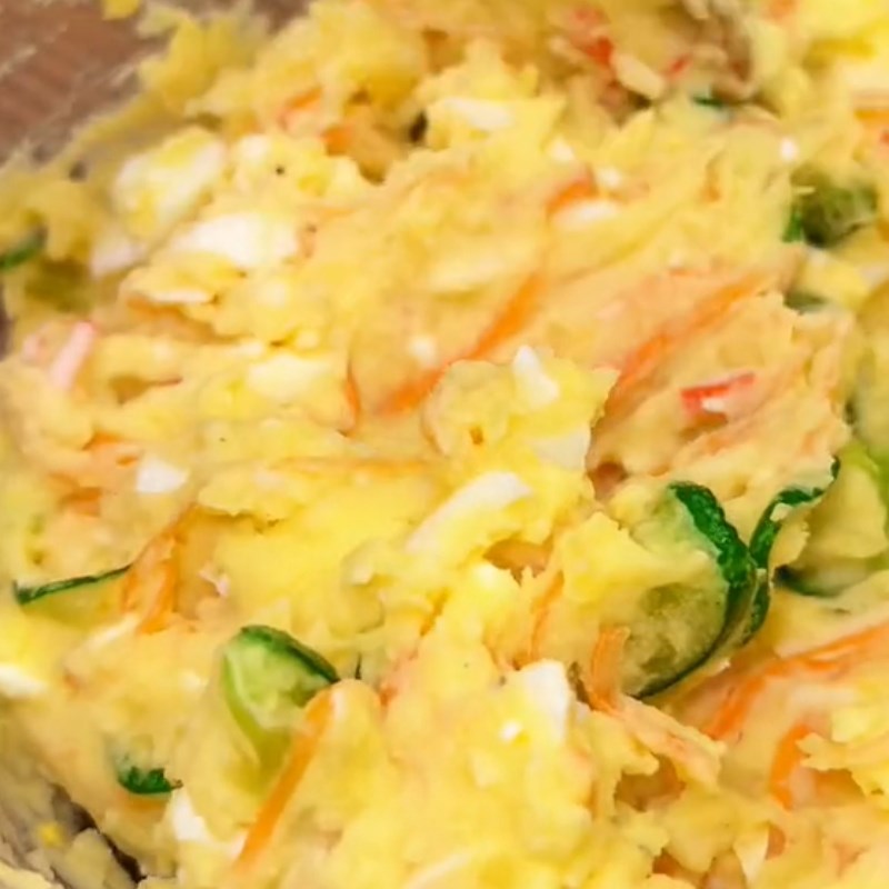 Bước 2 Trộn salad Salad khoai tây (Công thức được chia sẻ từ Tiktok vào bếp cùng Điện máy XANH)