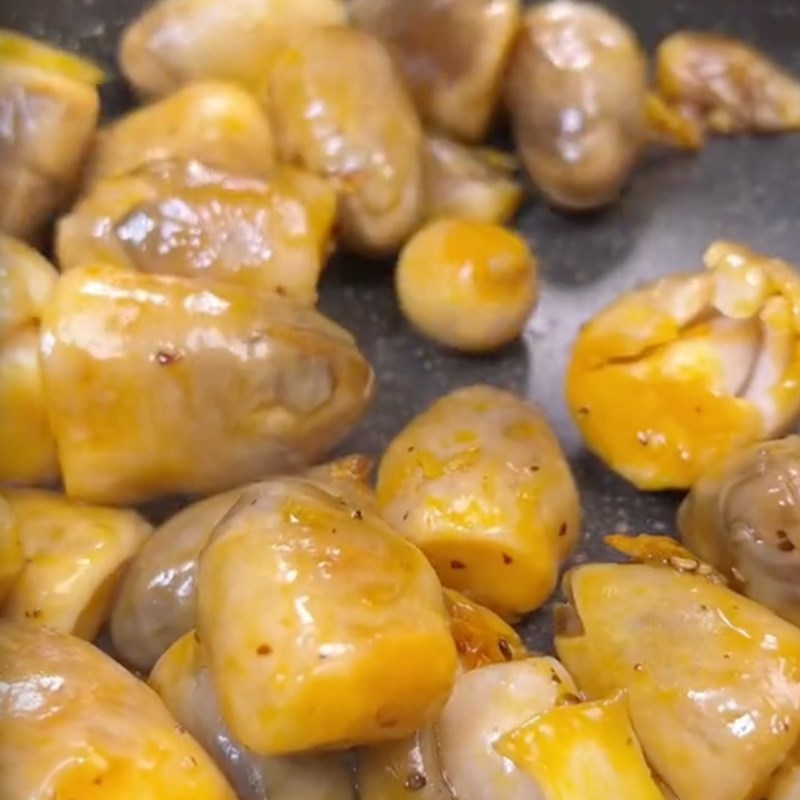 Step 2 Stir-frying straw mushrooms for vegetarian bánh canh (Recipe shared by Tiktok Green Vegetarian Kitchen)