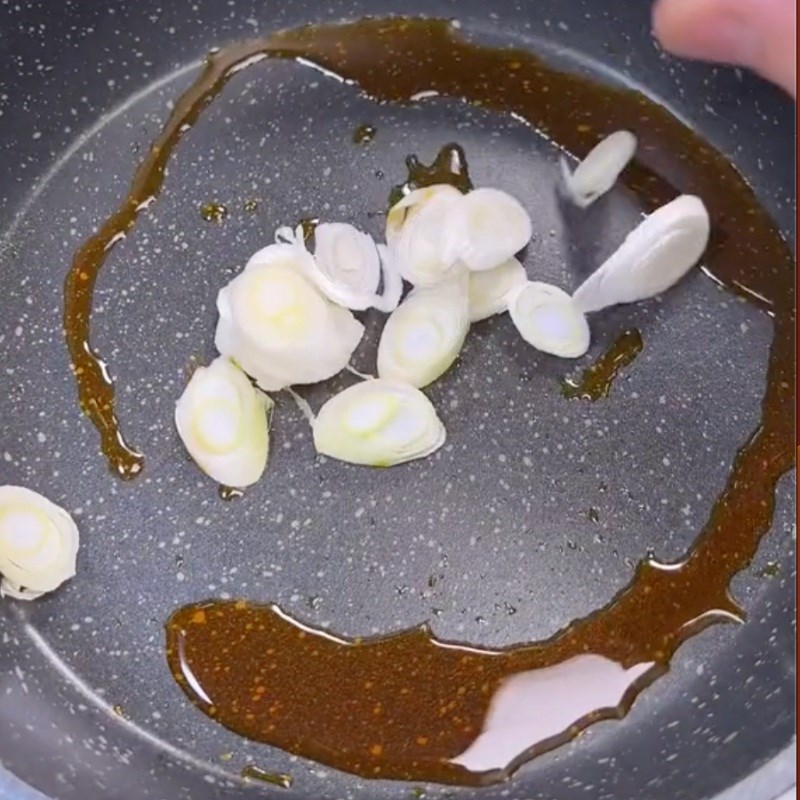 Bước 2 Xào nấm rơm Bánh canh nấm chay (Công thức được chia sẻ bởi Tiktok Bếp chay XANH)