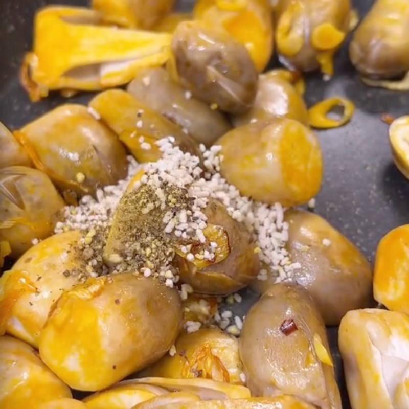 Step 2 Stir-frying straw mushrooms for vegetarian bánh canh (Recipe shared by Tiktok Green Vegetarian Kitchen)
