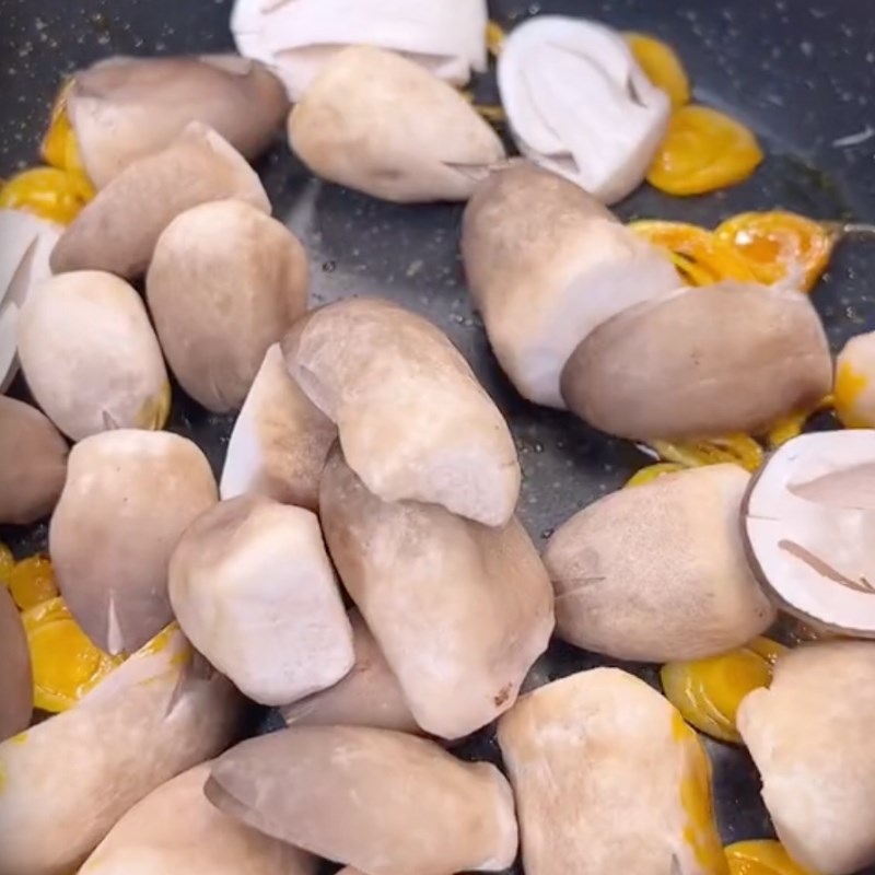 Bước 2 Xào nấm rơm Bánh canh nấm chay (Công thức được chia sẻ bởi Tiktok Bếp chay XANH)