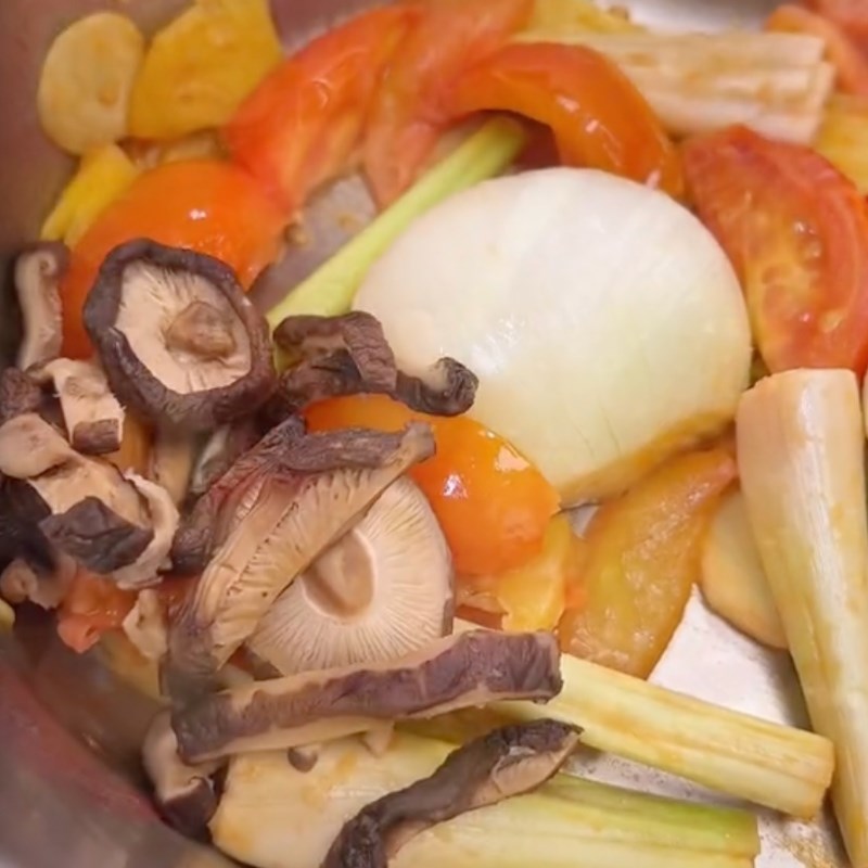 Bước 3 Xào sơ nguyên liệu Bánh canh nấm chay (Công thức được chia sẻ bởi Tiktok Bếp chay XANH)