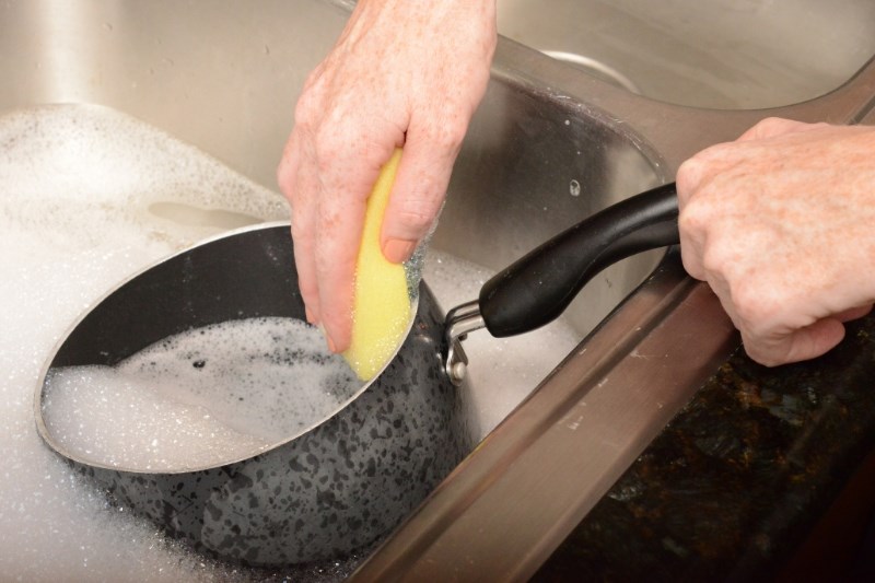 C&aacute;ch khử m&ugrave;i h&ocirc;i xoong, nồi