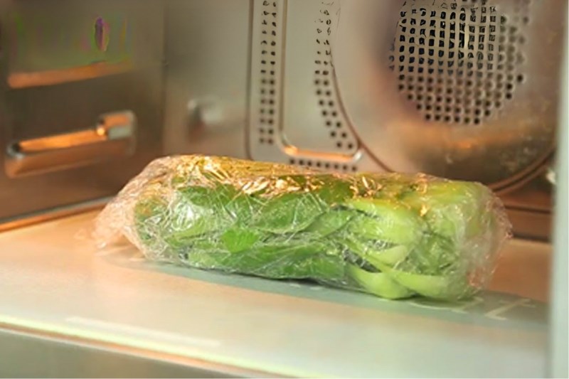 C&aacute;ch luộc rau bằng l&ograve; vi s&oacute;ng