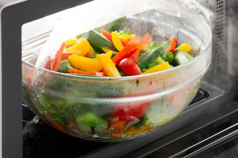 C&aacute;ch luộc rau bằng l&ograve; vi s&oacute;ng