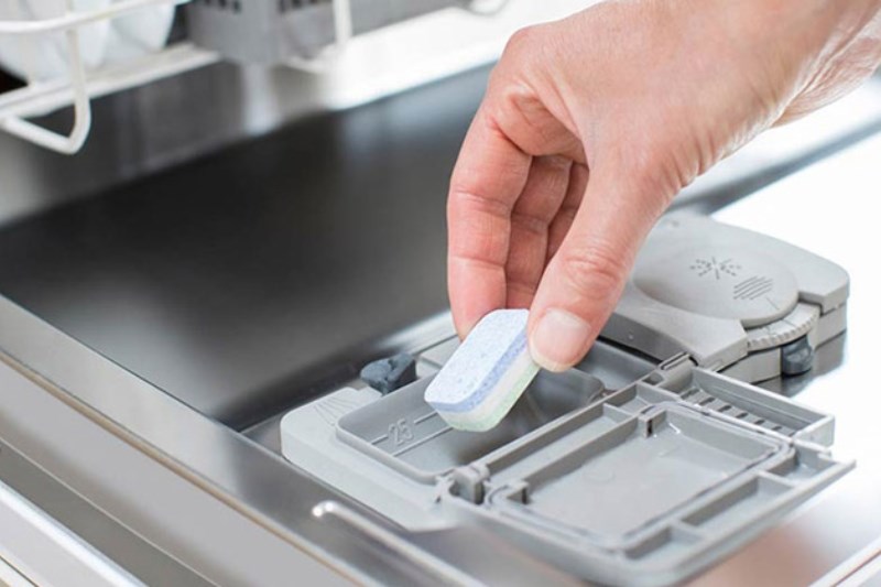 Cho muối v&agrave; chất tẩy rửa chuy&ecirc;n dụng v&agrave;o khay m&aacute;y rửa ch&eacute;n.