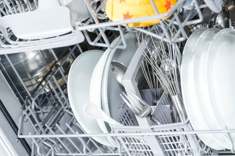 C&aacute;ch sử dụng m&aacute;y rửa ch&eacute;n Electrolux