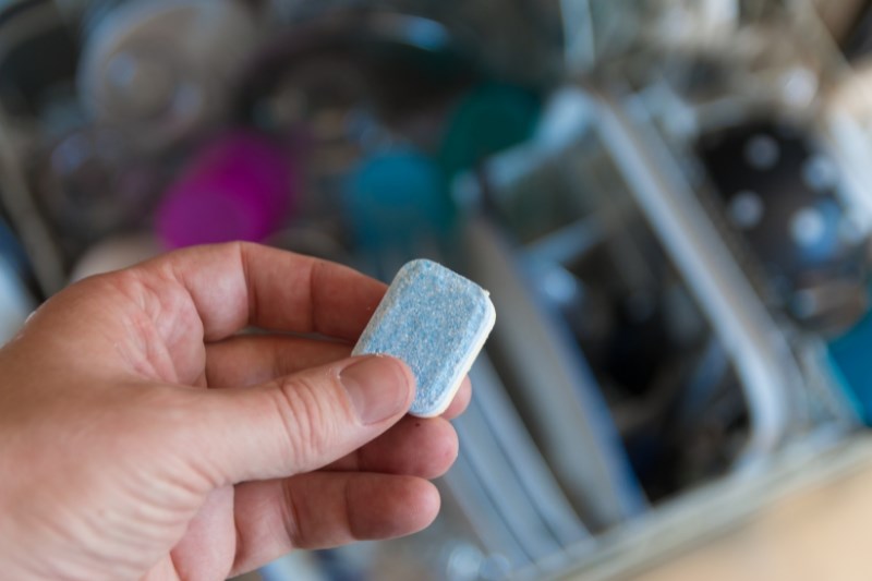 Cho chất tẩy rửa th&iacute;ch hợp v&agrave;o m&aacute;y rửa ch&eacute;n