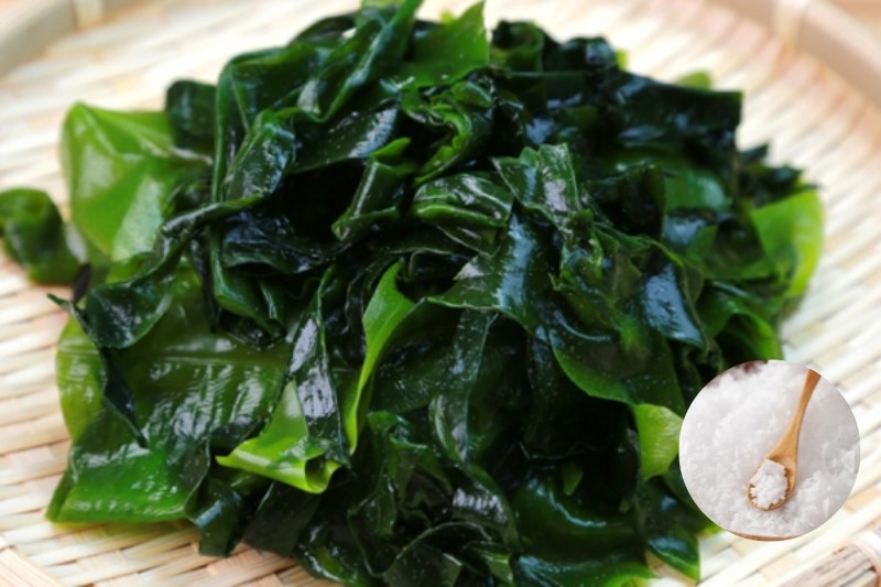 C&aacute;c c&aacute;ch khử m&ugrave;i tanh của rong biển tươi với muối