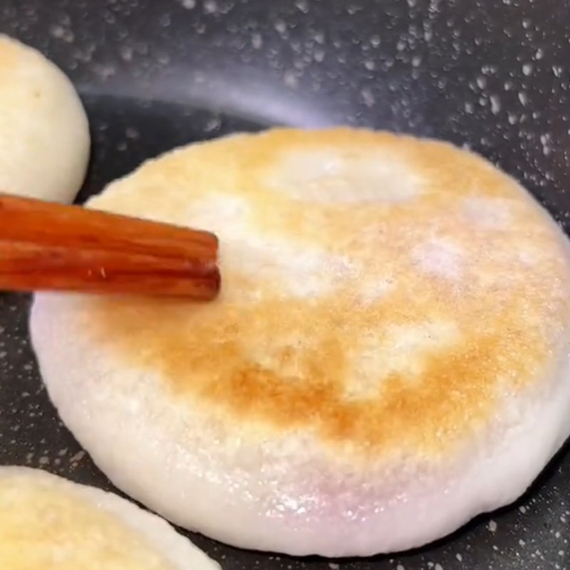 Bước 4 Chiên bánh Bánh nếp khoai môn (Công thức được chia sẻ từ Tiktok Vào bếp cùng Điện máy XANH)
