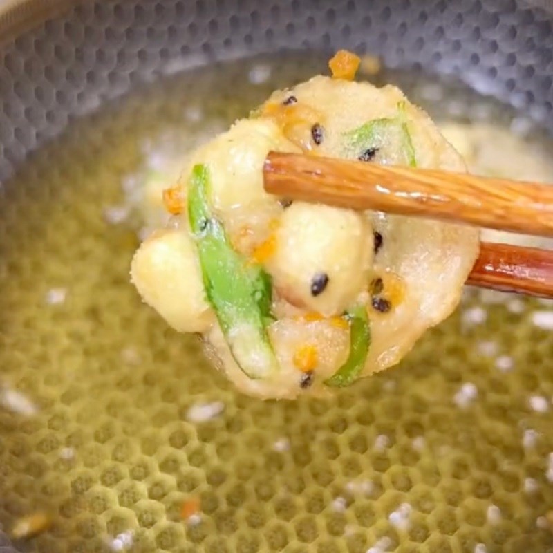 Bước 3 Chiên bánh Bánh hạt sen chiên giòn (Công thức được chia sẻ bởi Tiktok Bếp chay XANH)