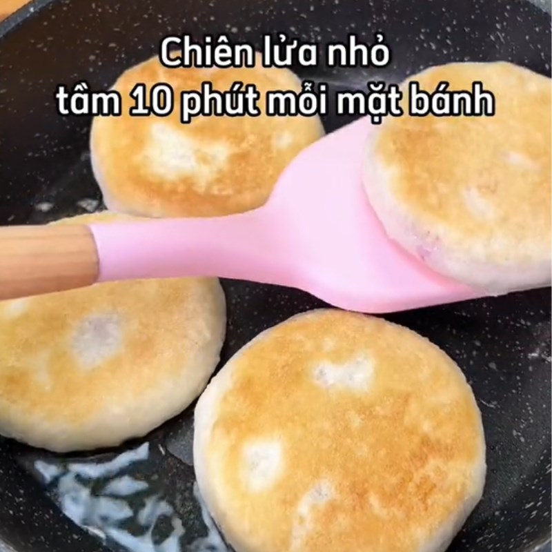 Bước 4 Chiên bánh Bánh nếp khoai môn (Công thức được chia sẻ từ Tiktok Vào bếp cùng Điện máy XANH)