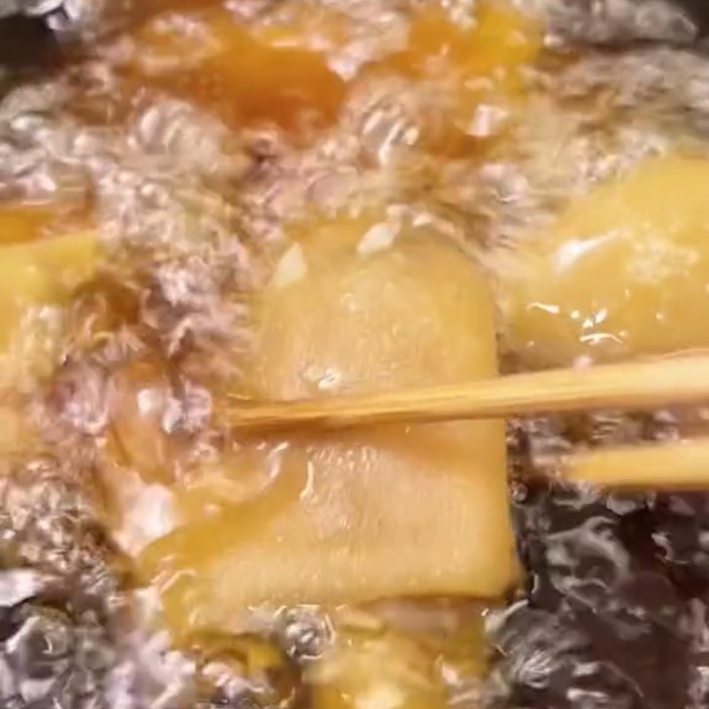 Bước 3 Chiên chân giò Chân giò chiên giòn (Công thức được chia sẻ từ Tiktok Vào bếp cùng Điện máy XANH)