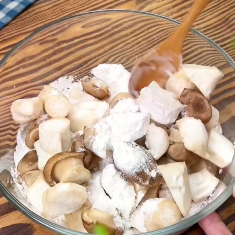 Bước 2 Chiên nấm Nấm chiên giòn sốt trứng muối (Công thức được chia sẻ từ Tiktok Vào bếp cùng Điện máy XANH)