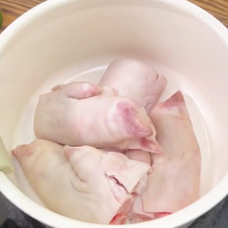 Bước 1 Chuẩn bị nguyên liệu Chân giò chiên giòn (Công thức được chia sẻ từ Tiktok Vào bếp cùng Điện máy XANH)